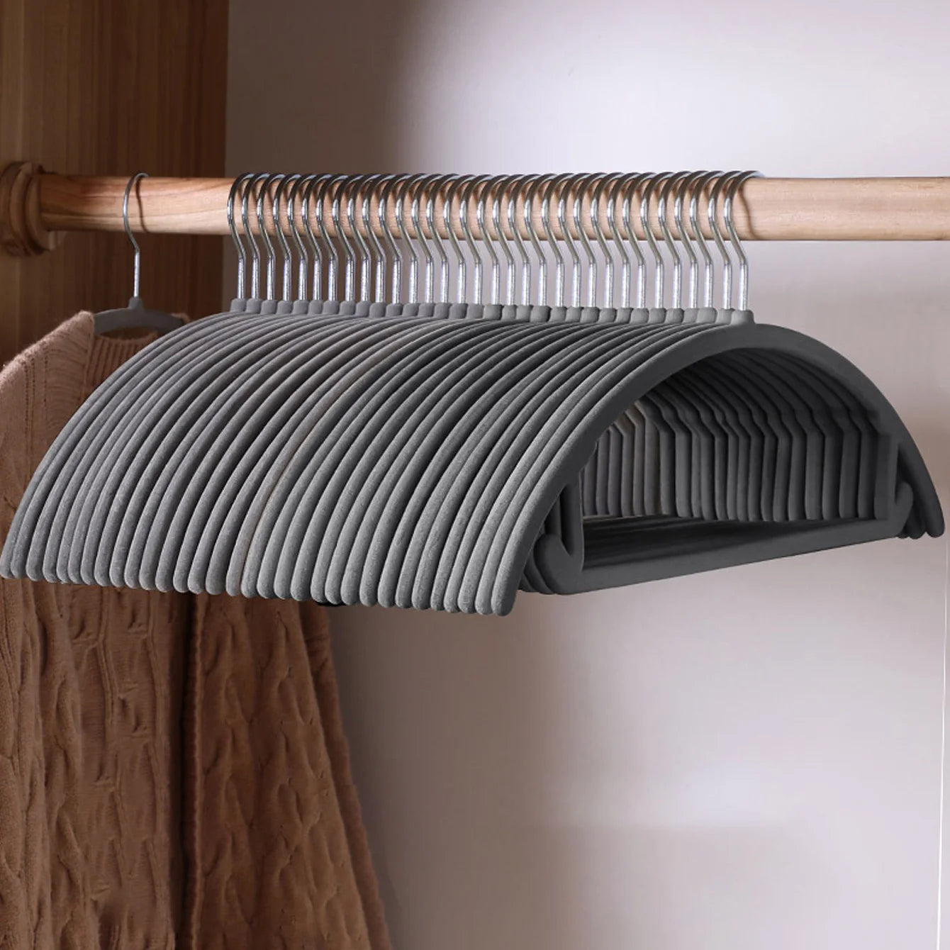 10/20Pcs Household Black/Beige/Grey Flocked Hangers, Plastic Hangers, Suitable for Closet Organizers, Sturdy and Durable, Space-Saving, Non-Slip and Won'T Fall Off, No Bulging Shoulders, No Damage to Clothes, Used for Clothin